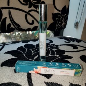 Clean Reserve Nectarine petal perfume